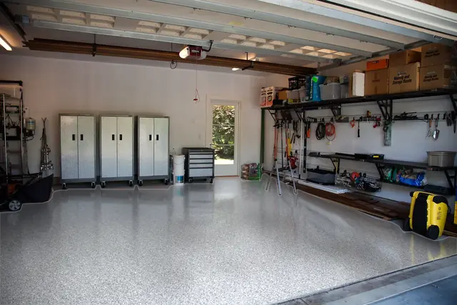 The same garage with a Torginol Tidal Wave flake floor, rendered in our floor visualizer